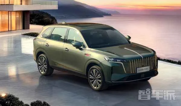 Ein einziger Satz genügt, um die gesamte Reise zu steuern! Alibabas KI-Assistent „Tausend Fragen“ feiert sein Debüt im Hongqi-Zug.