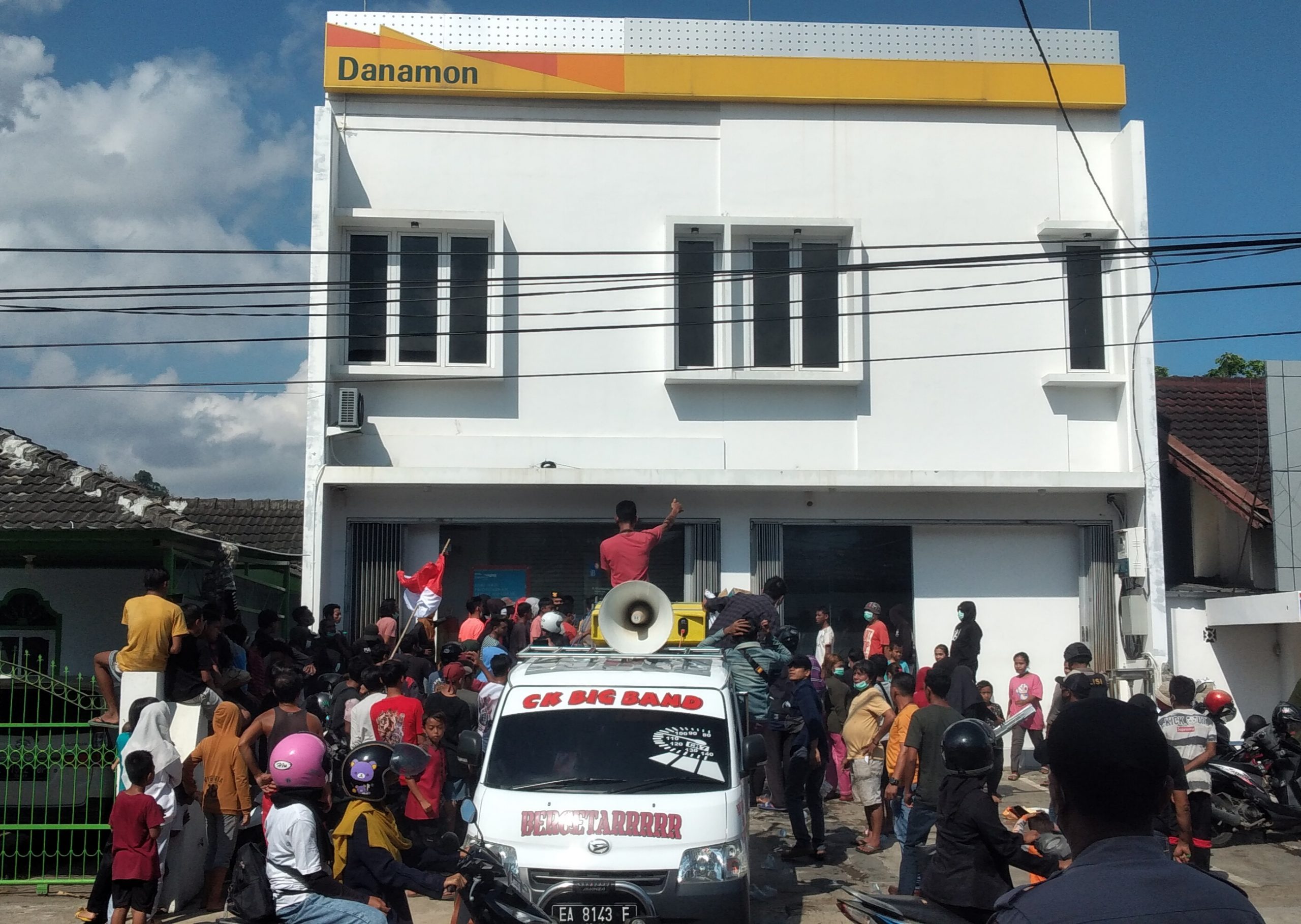 BANK DANAMON MELAKUKAN PENIPUAN NASABAH WARGA TANJUNG MELAKUKAN DEMONTRASI | lawatanews.com